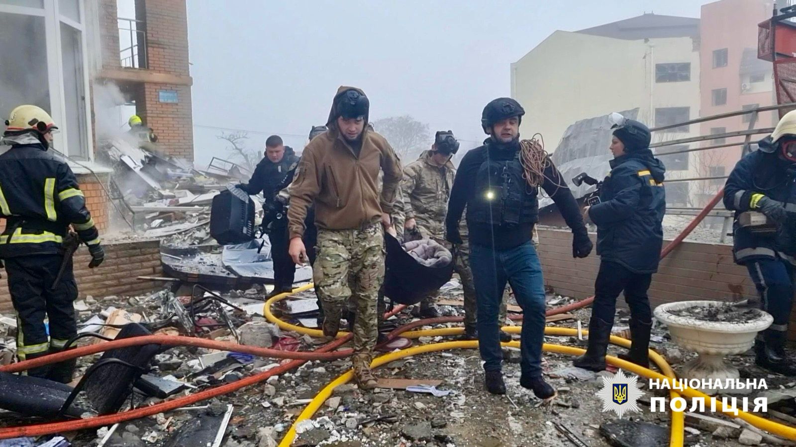 Героїчно рятував одеситів після ракетного обстрілу: поліцейського родом із Каховки відзначив Президент (фото)