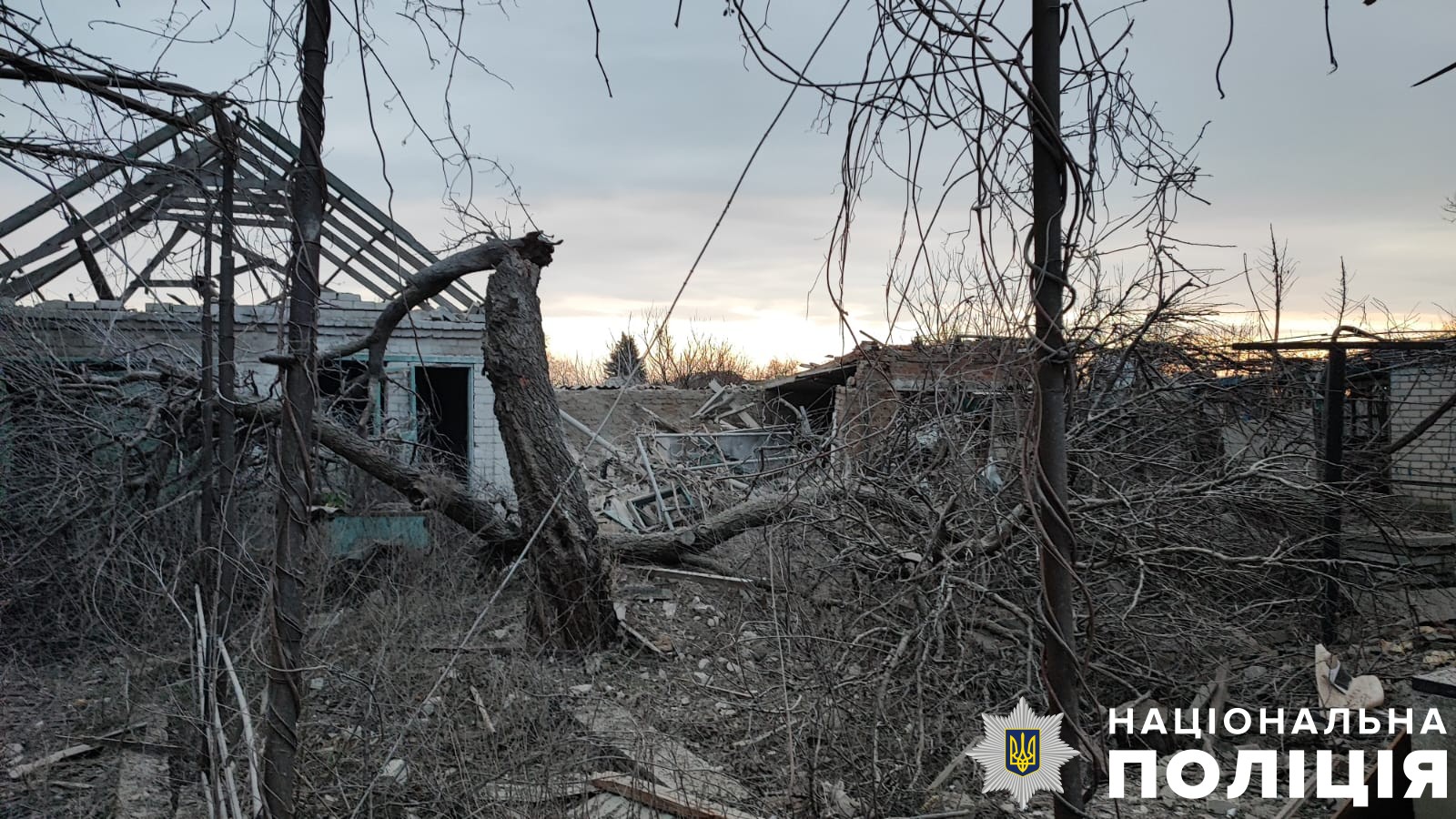 На Херсонщині поліція фіксує наслідки російських атак по цивільній інфраструктурі, серед постраждалих – двоє поліцейських