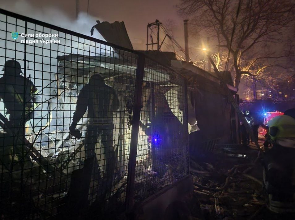 Нічна атака на Одесу: ворог атакував житловий квартал