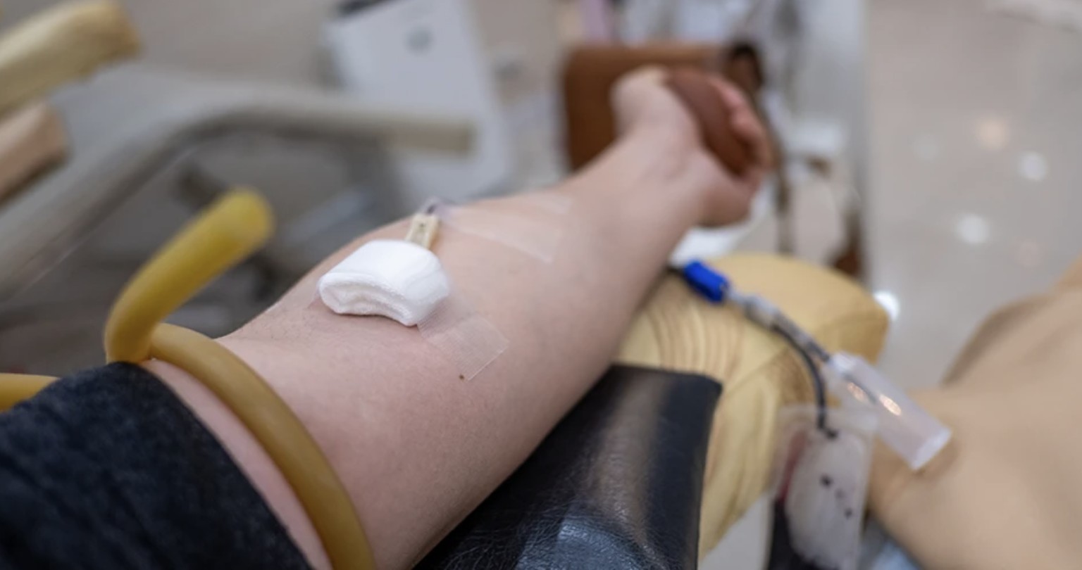 Під загрозою невиплати зарплат: у Генічеську бюджетників змушують здавати кров для потреб «СВО»