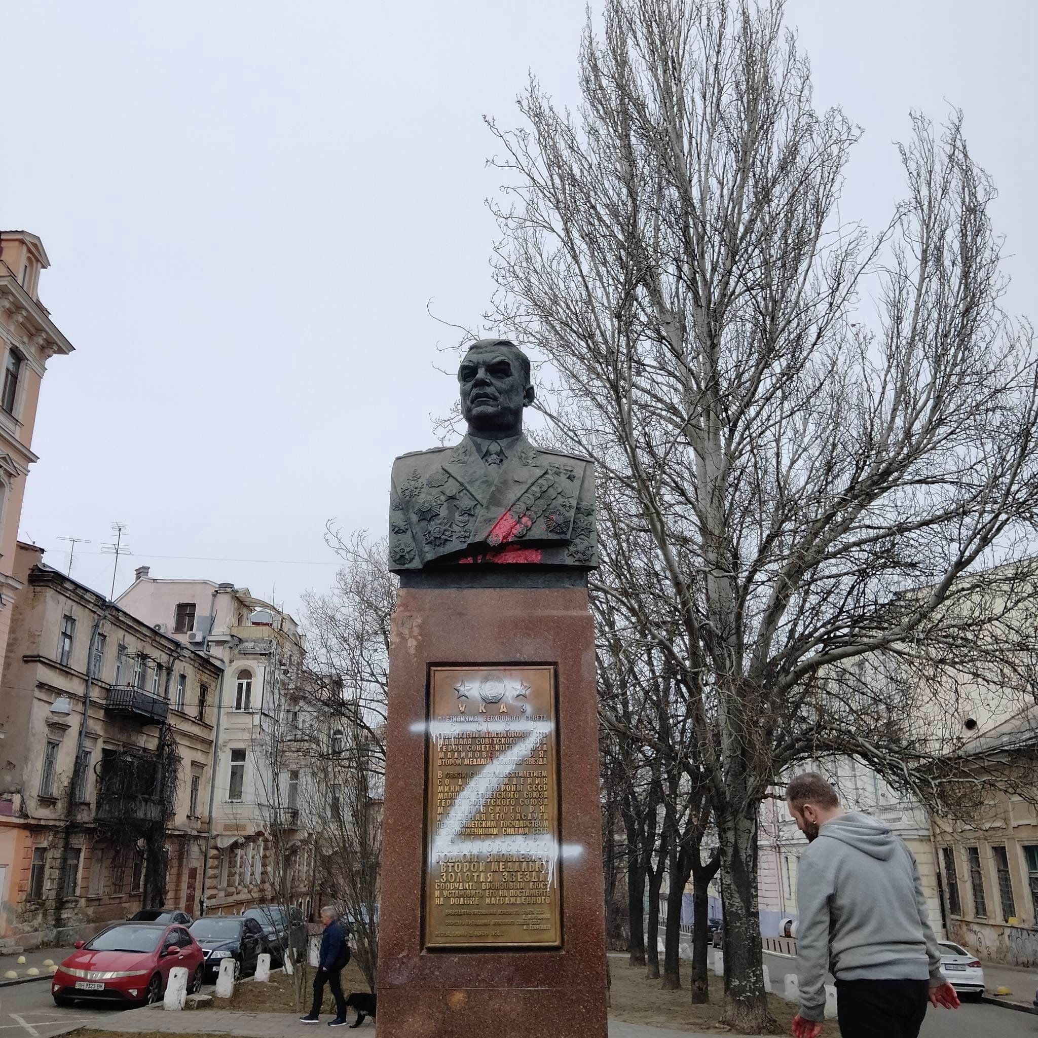 Декомунізація по-одеськи: відомий художник відмітив Малиновського символікою російських окупантів