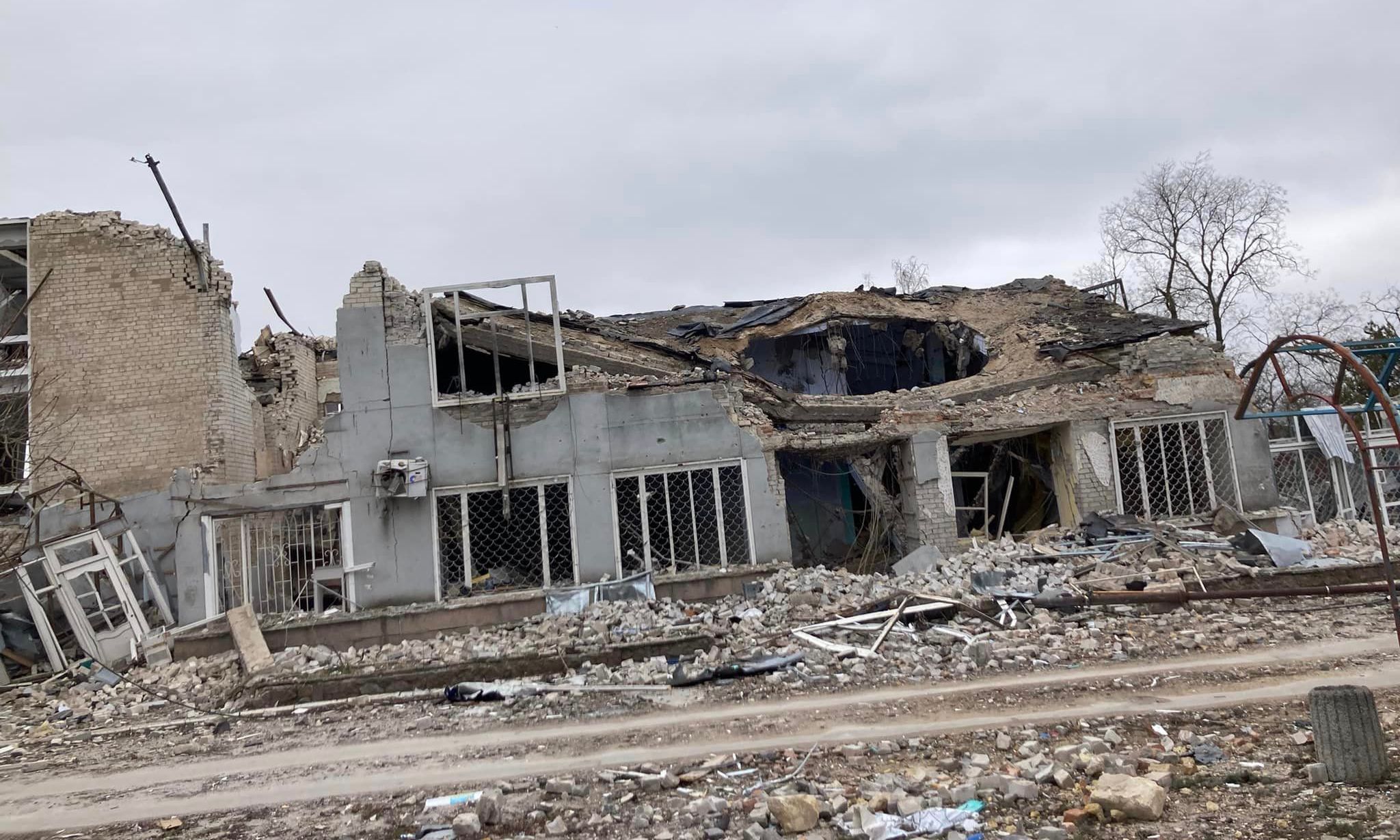 Понад тисяча людей, які залишилися в Бериславі, щодня грають у «російську рулетку»: фото зі зруйнованого міста