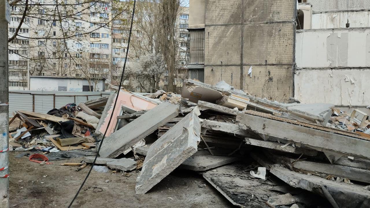 Розібрали 6 поверхів за тиждень: в Одесі зносять зруйновані ворожими обстрілами частини будинків