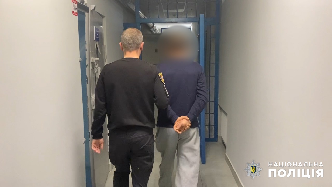 Схопив посеред вулиці: на Одещині затримали чоловіка, якого підозрюють у вчинені сексуального насильства над дитиною