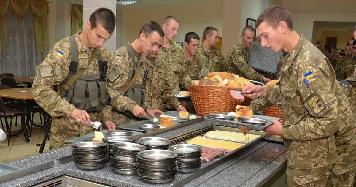 Продукти для військових за завищеними цінами: на Херсонщині ДБР викрило двох посадовців тилового забезпечення