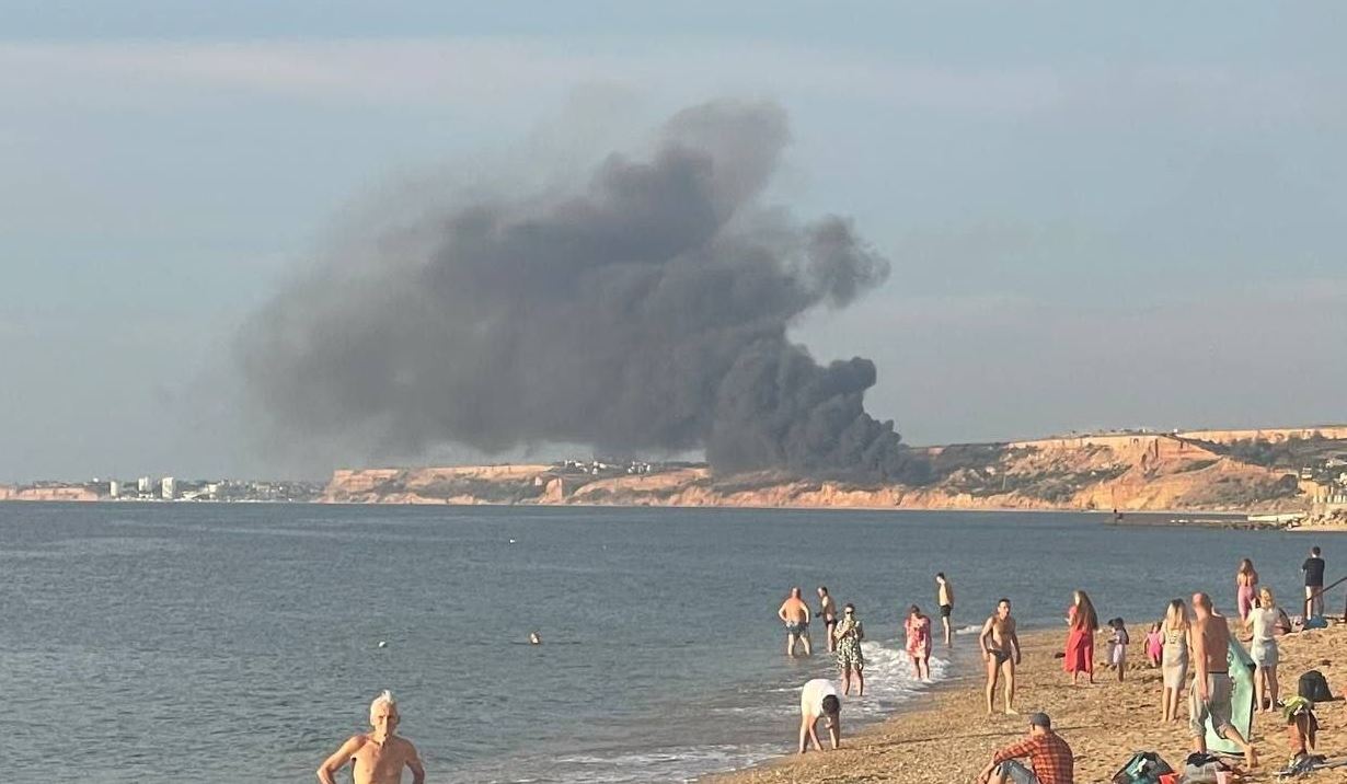 Окупанти заявили, що Крим тріщить від відпочивальників, а в ЗСУ нагадують про військові об’єкти на півострові