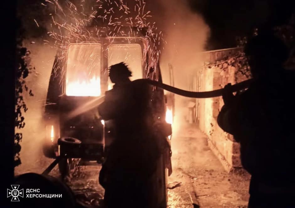 На Херсонщині рятувальники виявили тіла двох загиблих під час гасіння пожежі у будинку (фото)