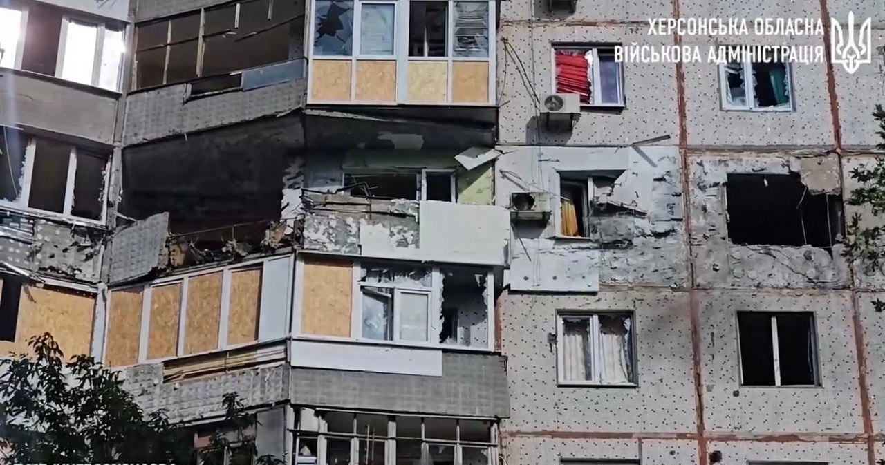 Люди досі оговтуються від пережитого: у ХОВА показали наслідки нічної атаки окупантів на Херсон (відео)