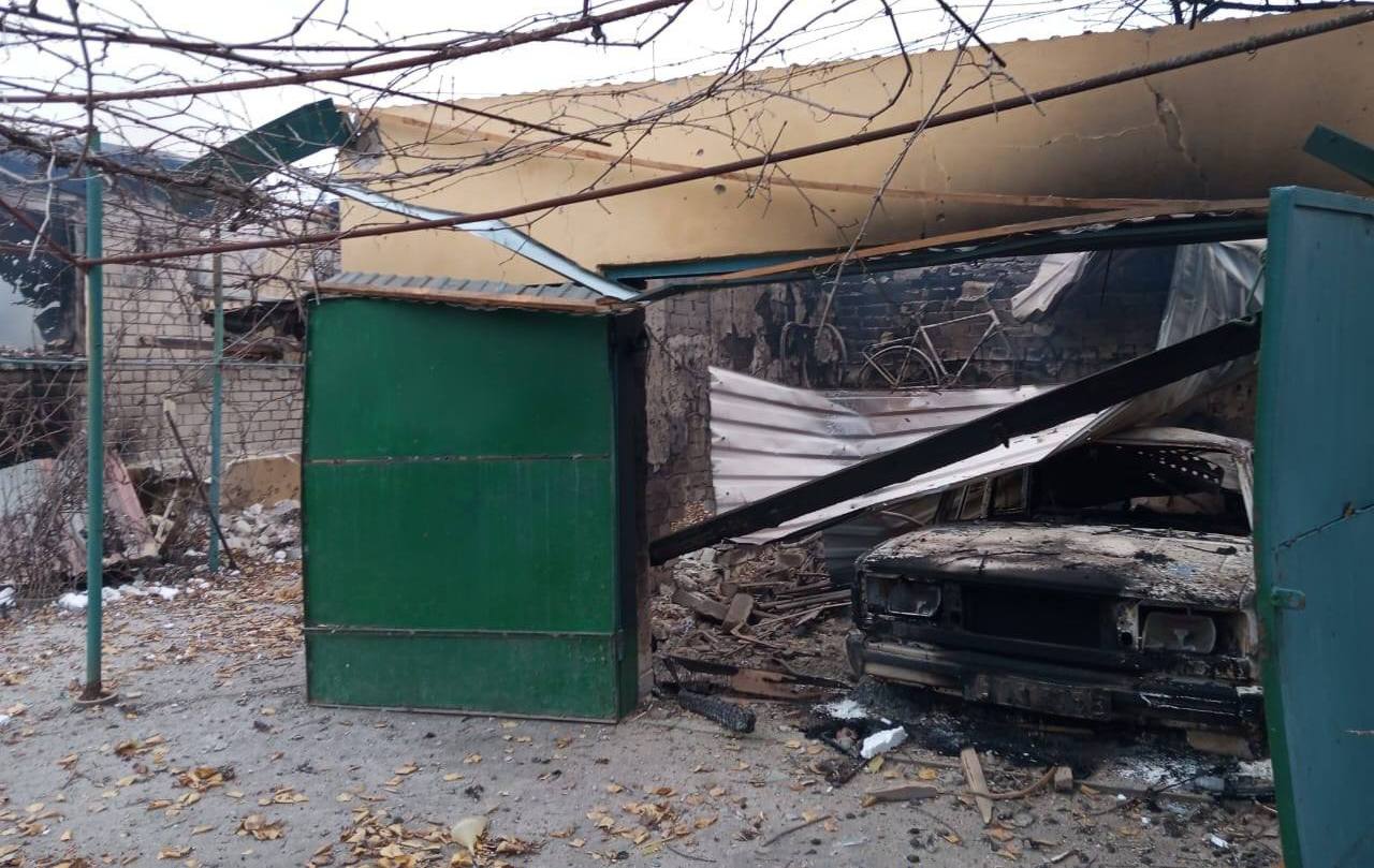 Окупанти скинули вибухівку з БпЛА на приватні будинки у Веселому (фото)