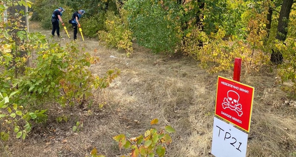 У Миколаєві сапери продовжують очищувати парк «Дубки» від вибухонебезпечних предметів