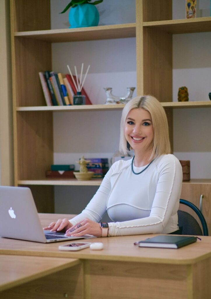 Аліна Іванова у своєму кабінеті перед консультаціями