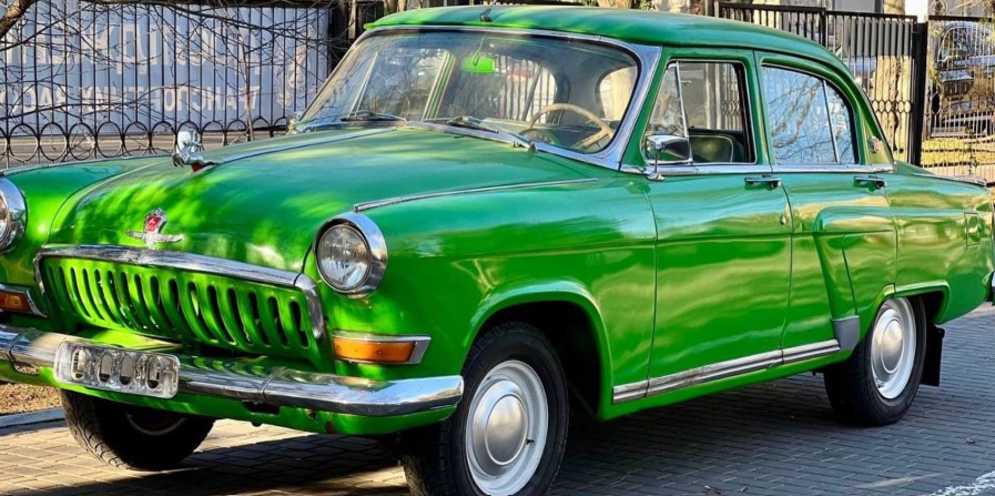 Пенсіонер з Одещини відреставрував раритетне авто, якому понад 60 років