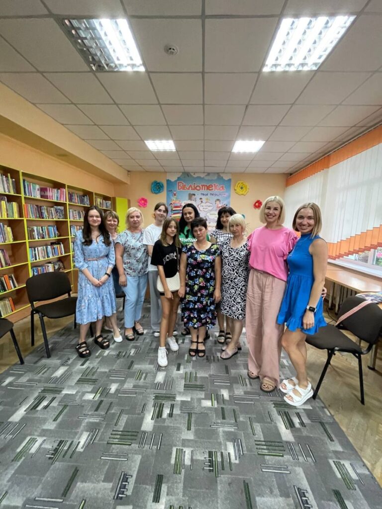 Перша зустріч книжкового клубу «Читаюча молодь», на яку прийшли 10 учасниць