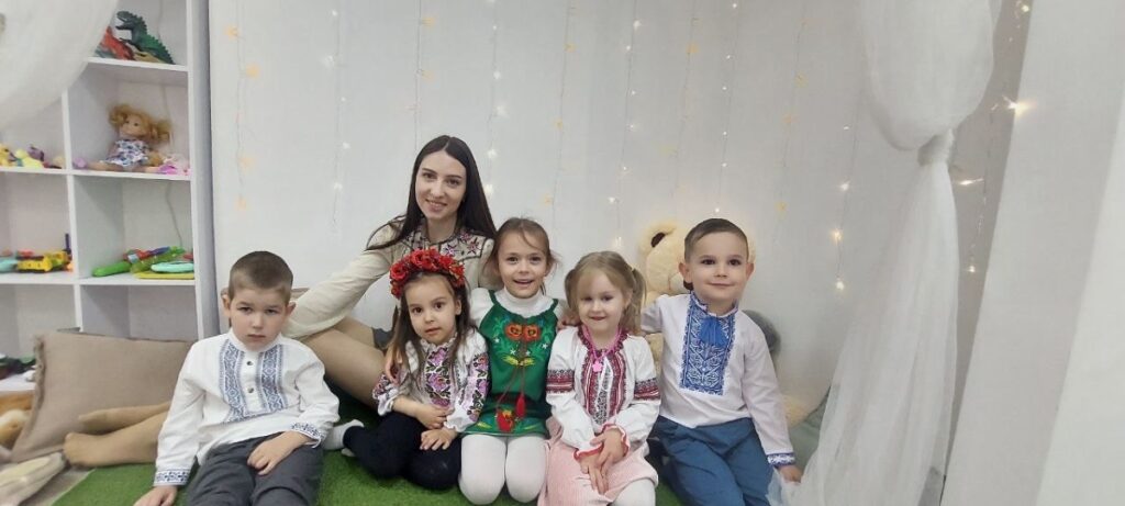 Сніжана Василенко з донькою та іншими вихованцями власного дитячого центру