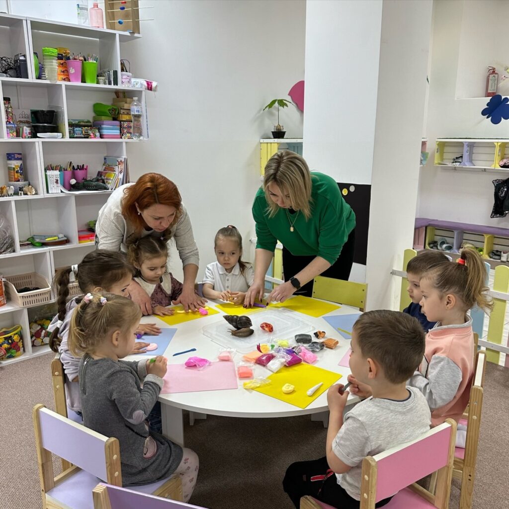 Вихователі проводять розвивальні заняття в дитячому центрі