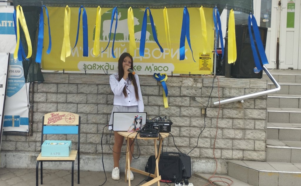 15-річна дівчина з Миколаївщини зібрала 335 тисяч гривень для ЗСУ, співаючи на вулицях