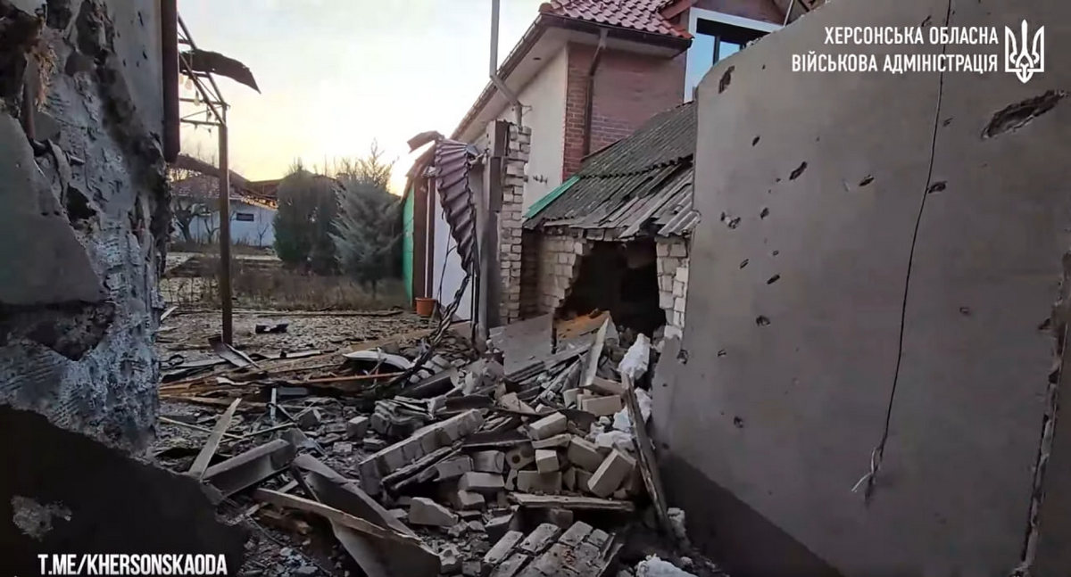 Наслідки нічного та ранкового ворожого обстрілу Херсона – на відео