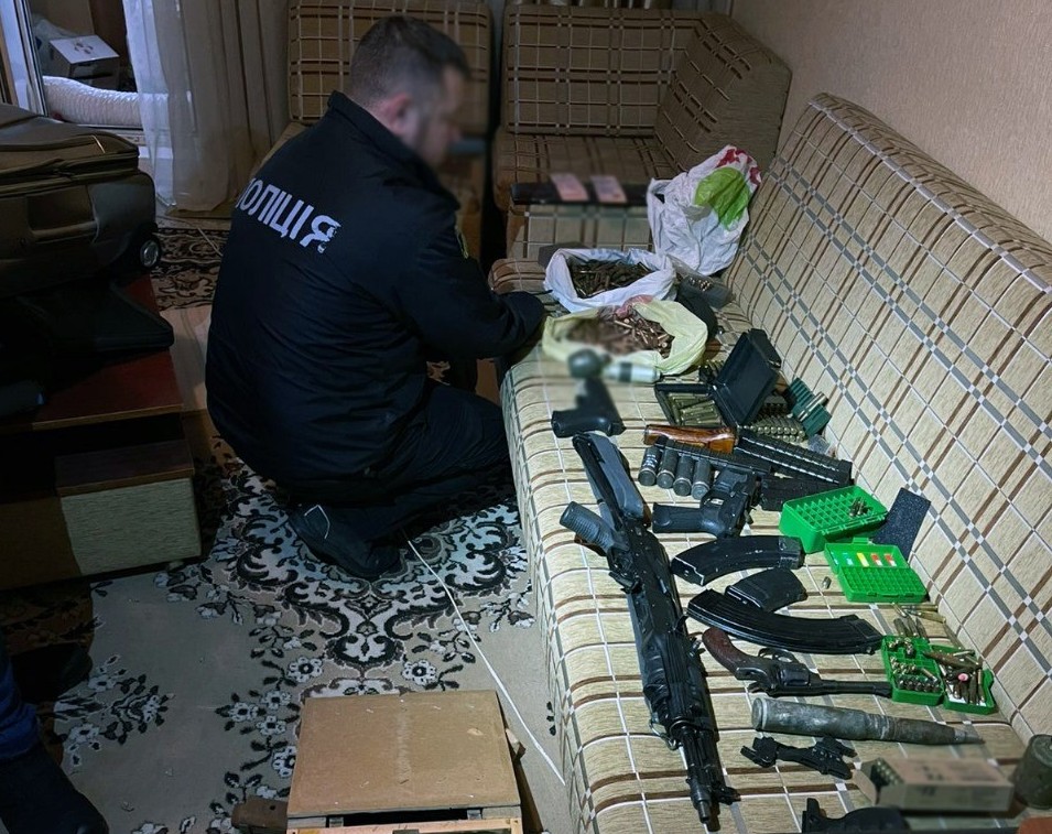 Гранатомети, боєприпаси, вибухівка: на Херсонщині правоохоронці провели 19 одночасних обшуків (фото)