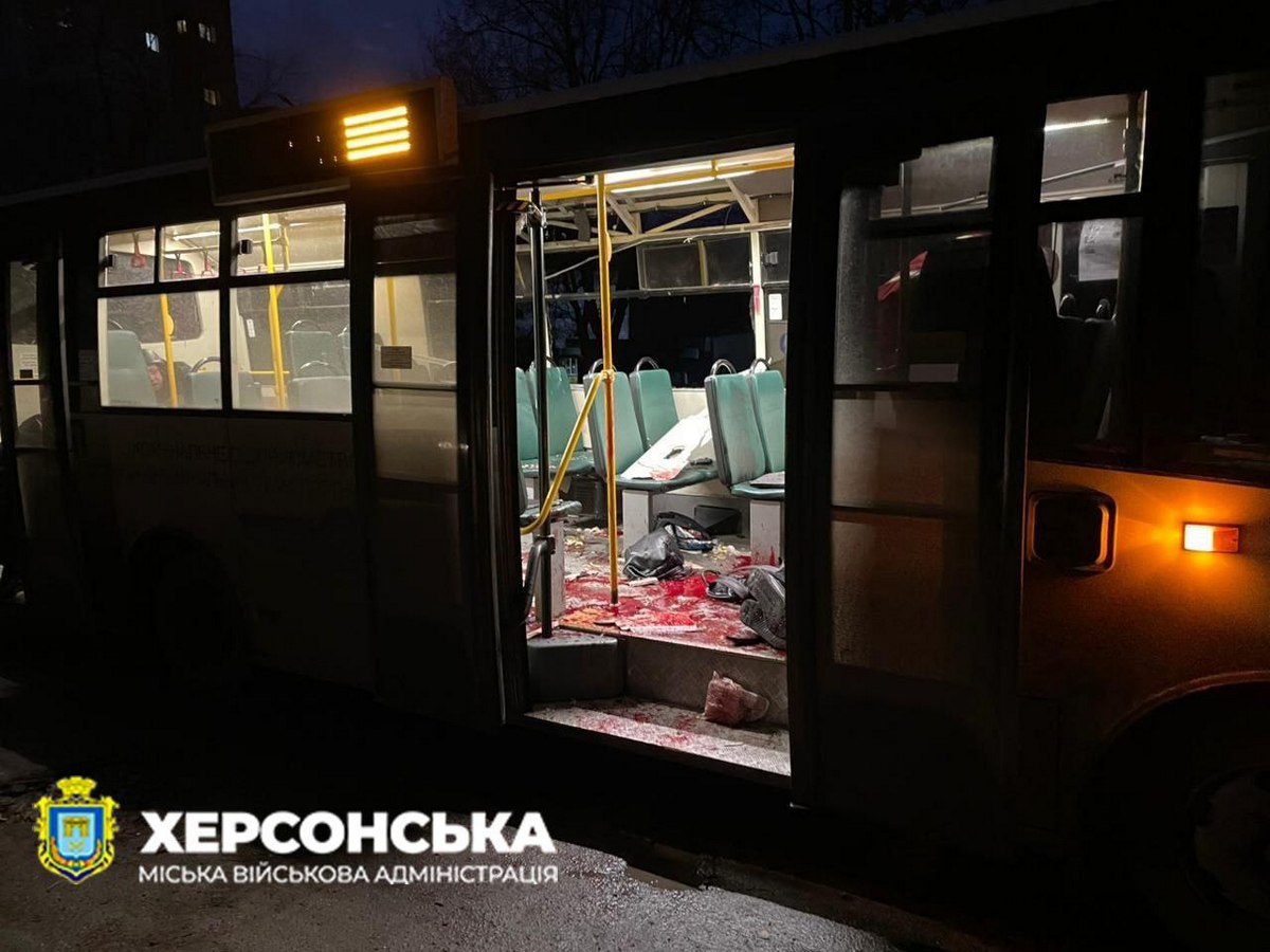 Окупанти вдарили по маршрутці в Херсоні – є загиблі та поранені (відео) (ОНОВЛЕНО)