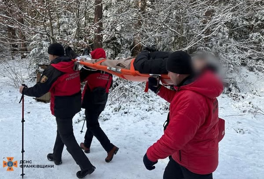 Рятувальники допомогли жителю Миколаєва, який травмувався в горах на Франківщині
