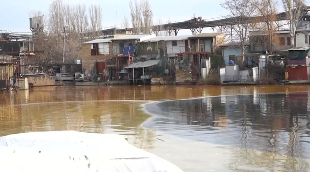 Витік олії у Миколаєві: можливі наслідки для екології та скільки триватиме ліквідація забруднення