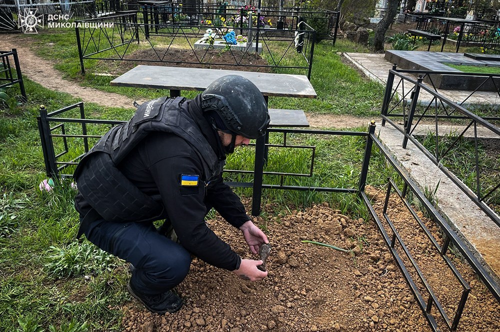 На сільському кладовищі на Миколаївщині знайшли міну