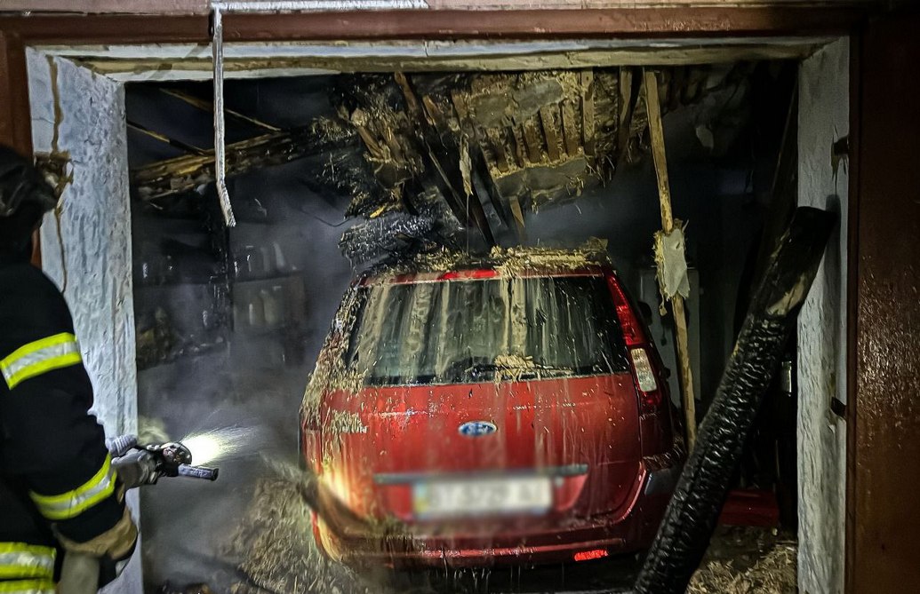 Внаслідок ворожого обстрілу у Херсонському районі зайнявся гараж