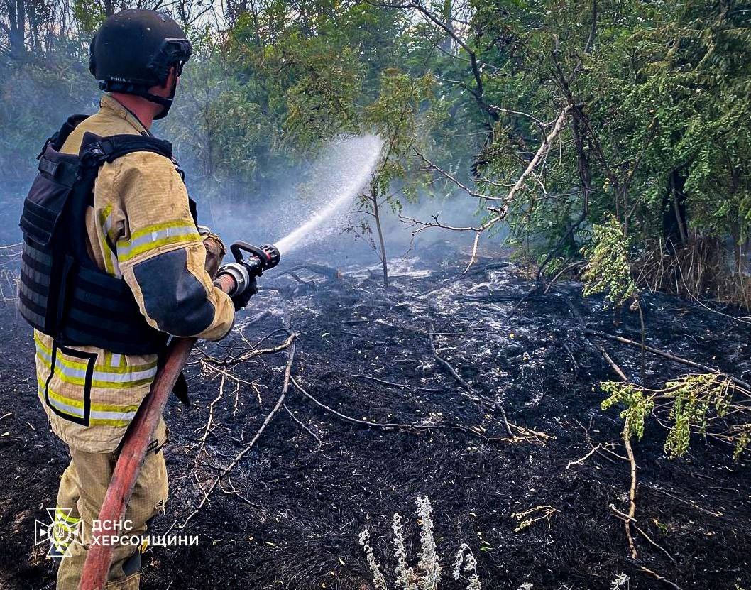 Внаслідок ворожих обстрілів на Херсонщині виникло 8 пожеж за добу