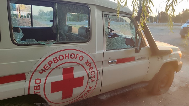 Внаслідок обстрілу Херсона пошкоджено авто Українського Червоного Хреста