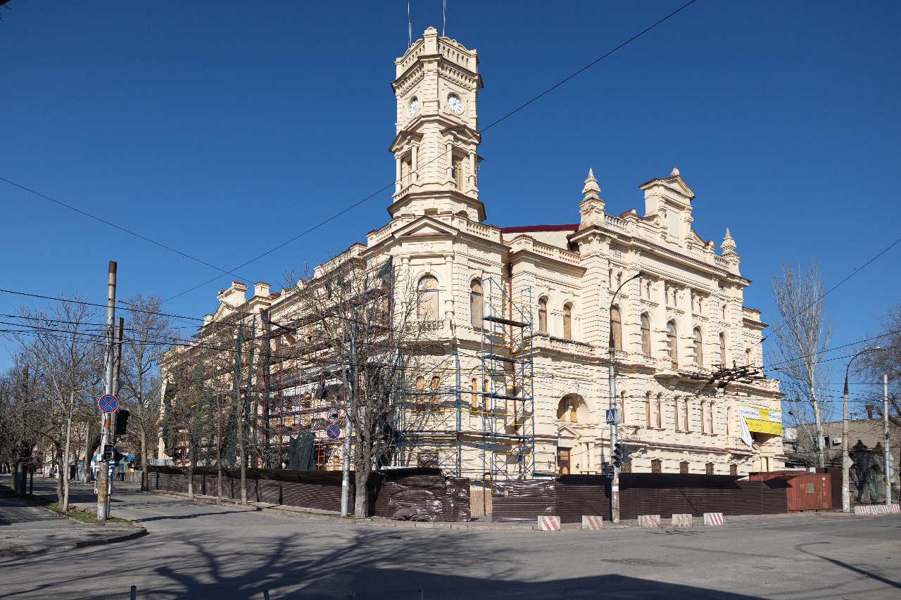 Реконструкція художнього музею в Херсоні: підозра, російське громадянство та вкрадені мільйони