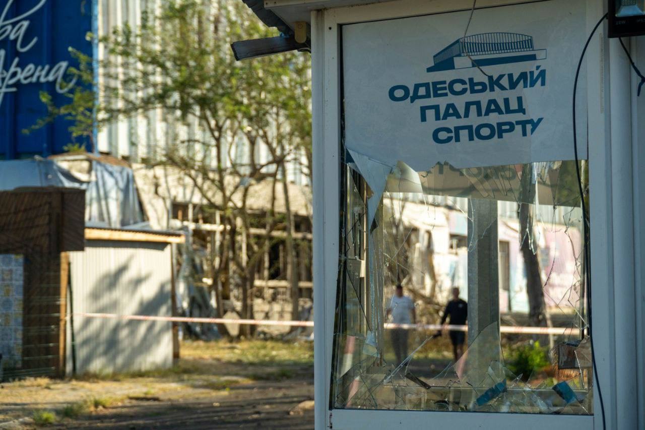 Масована атака на Одесу: пошкоджено Палац спорту, у місті спалахнули пожежі (фото)