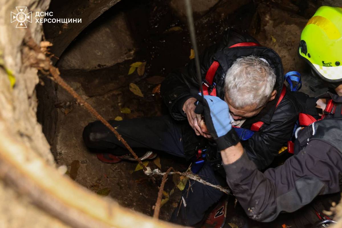 У Херсоні співробітники ДСНС врятували чоловіка, який провалився у колодязь