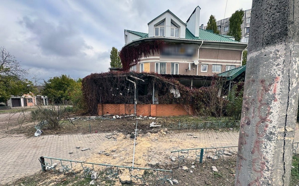 Пошкоджені 22 будинки, навчальні заклади та авто: наслідки обстрілів Херсонщини (фото)