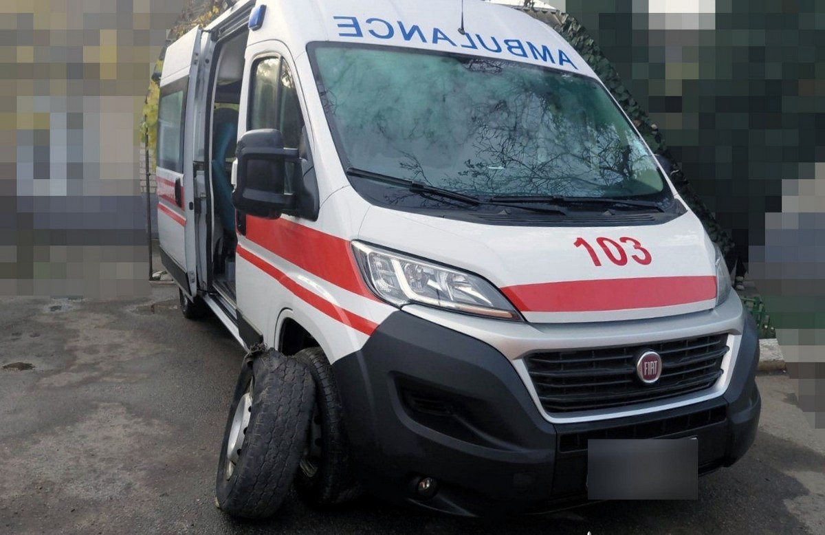 У Херсоні на мінах-пелюстках підірвалися дві швидкі та поліцейський, який прибув на розмінування