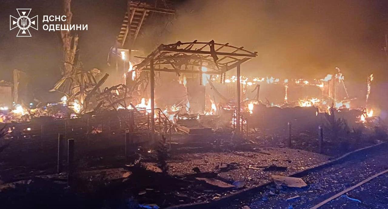Ворожа атака по портовій та промисловій інфраструктурі на Одещині: з-під завалів дістали тіло людини, є поранені (фото)