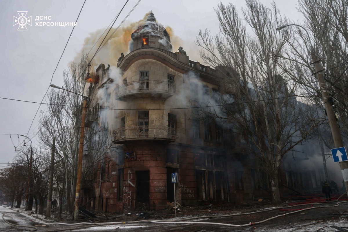 Окупанти знищили одну з найкрасивіших архітектурних споруд старого Херсона – готель «Європейський» (фото)