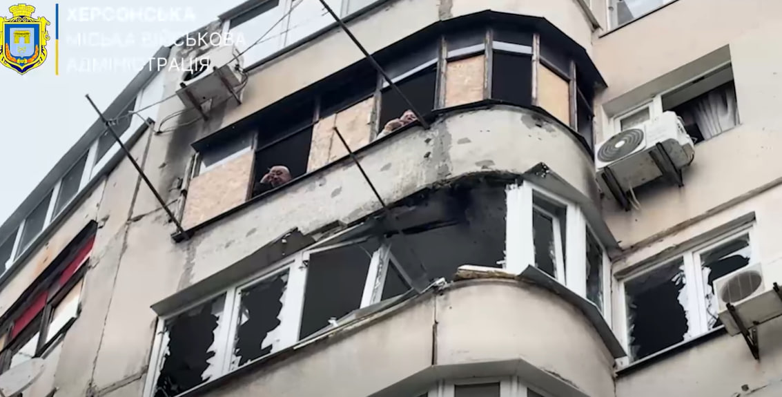 Окупанти обстріляли багатоповерхівку в Корабельному районі Херсона (відео)