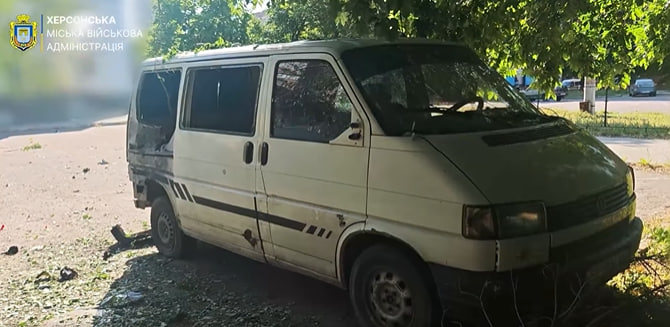 Нічна атака на Херсон: внаслідок російських ударів пошкоджені цивільні автівки (відео)