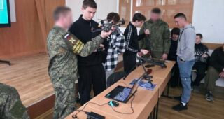 На ТОТ Херсонщини підлітків залучатимуть до пошиття спорядження та паяння дронів для армії РФ