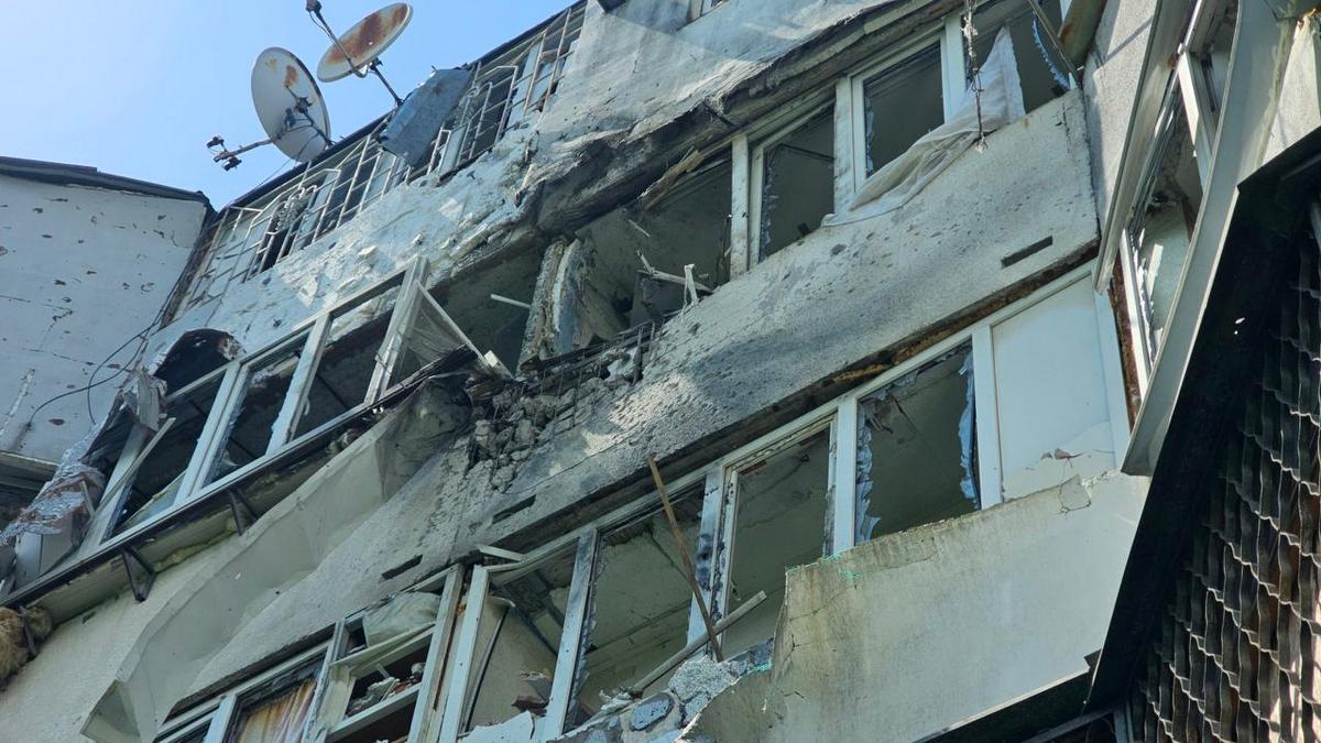 окупанти обстріляли багатоповерхівку у Херсоні