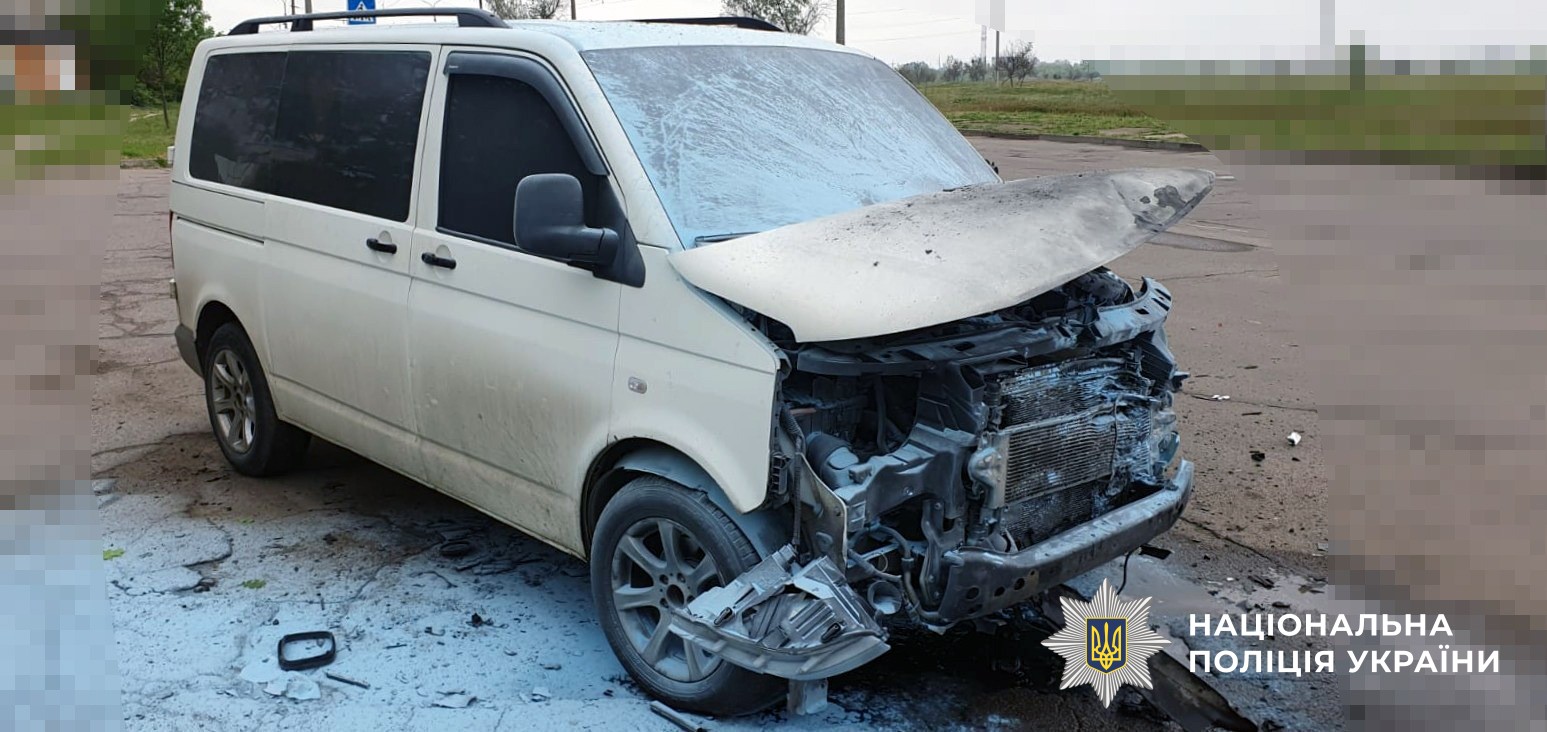 На Херсонщині ворог вдарив по авто, що рухалося по трасі: водій у лікарні