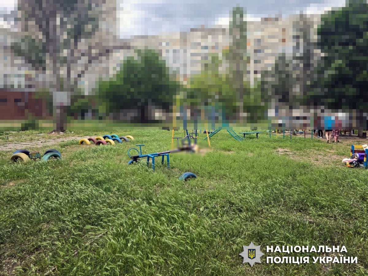 удар по дитмайданчику у Херсоні