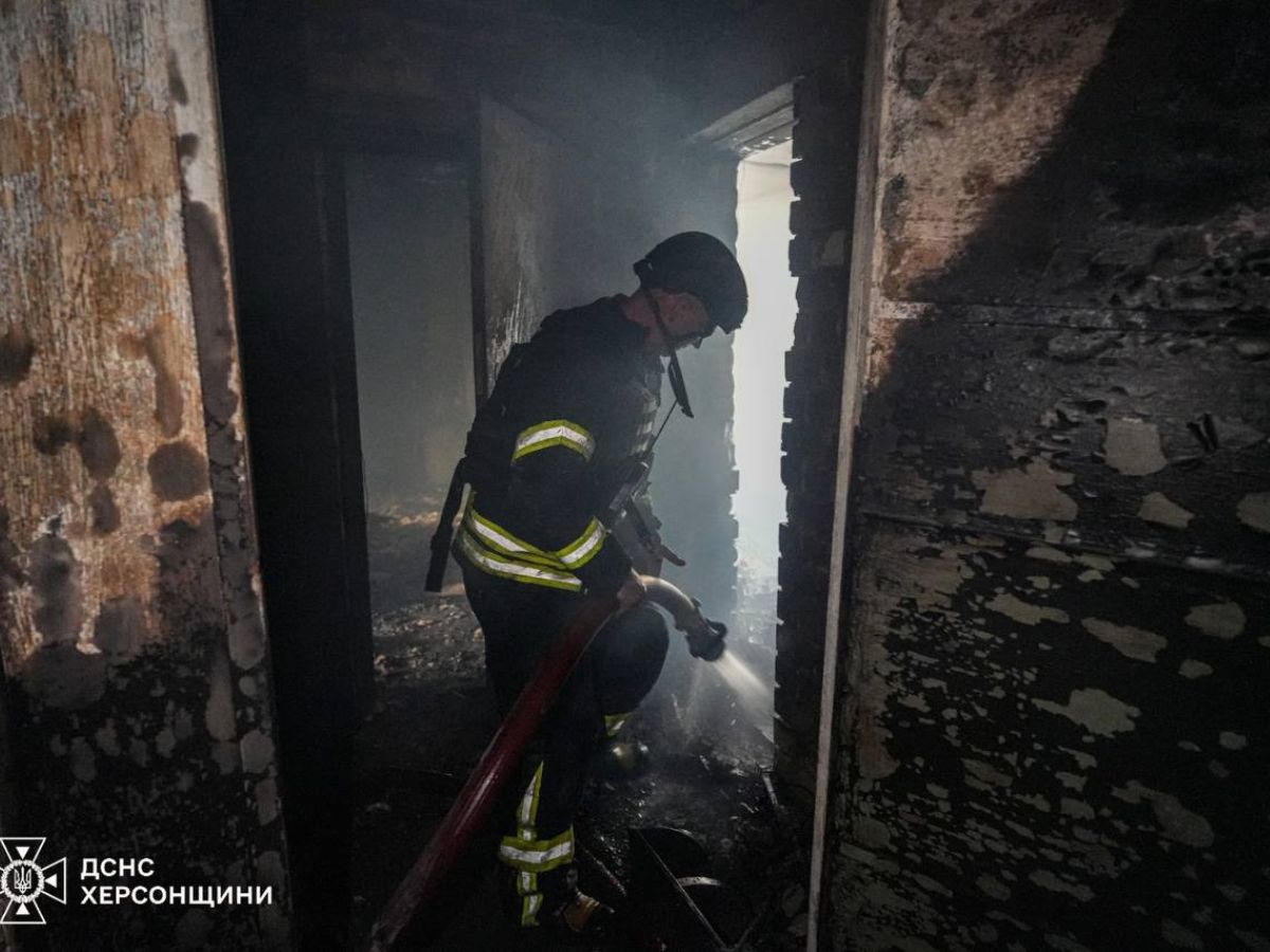 У Херсоні після атаки дрона загорілися квартири багатоповерхівки