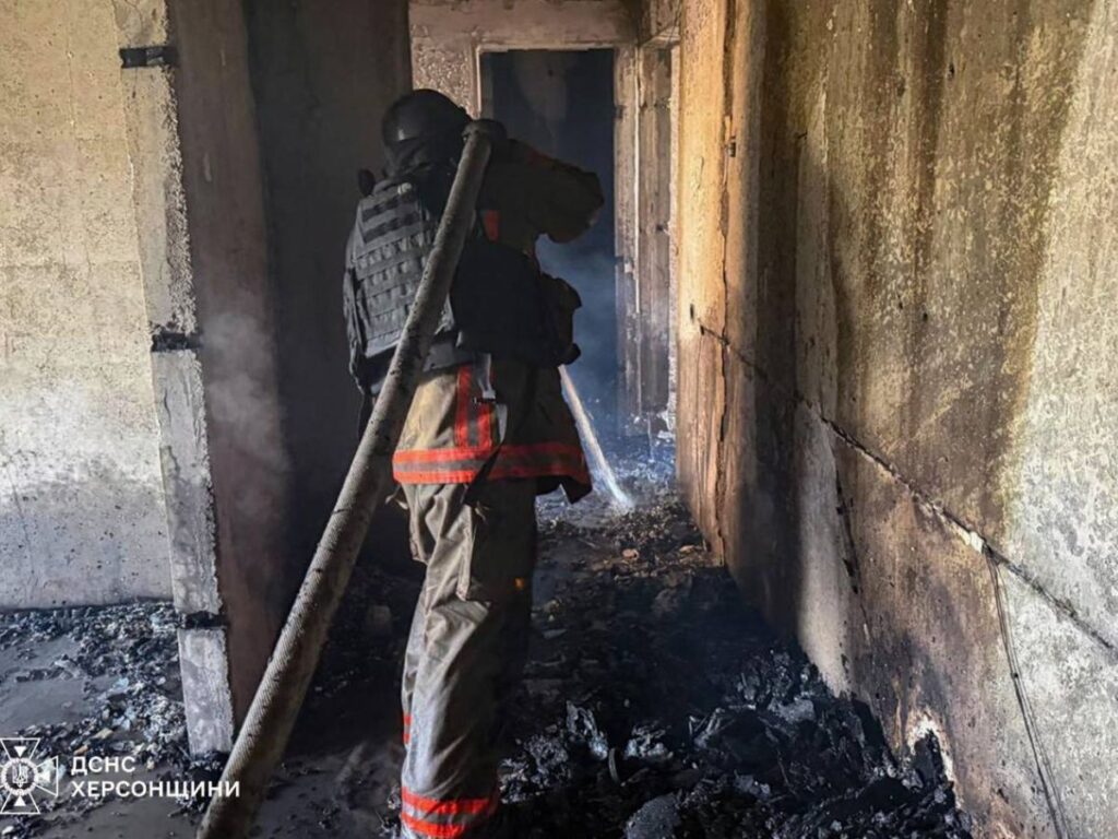 Наслідки атаки дрона по багатоповерхівці в Херсоні