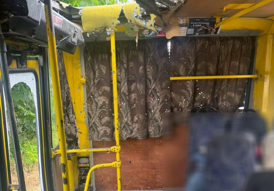 Внаслідок повторної атаки на маршрутку в Херсоні постраждали поліцейські