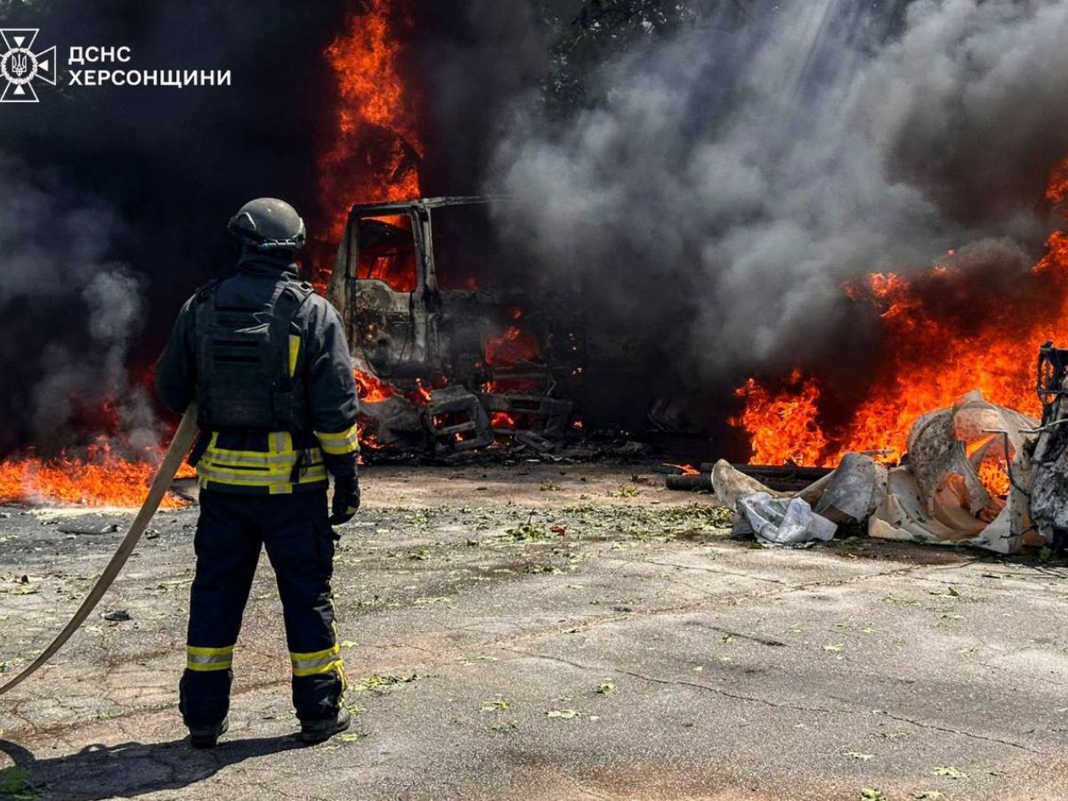 Авіаудар по Херсону: на комунальному підприємстві спалахнула пожежа (ВІДЕО)