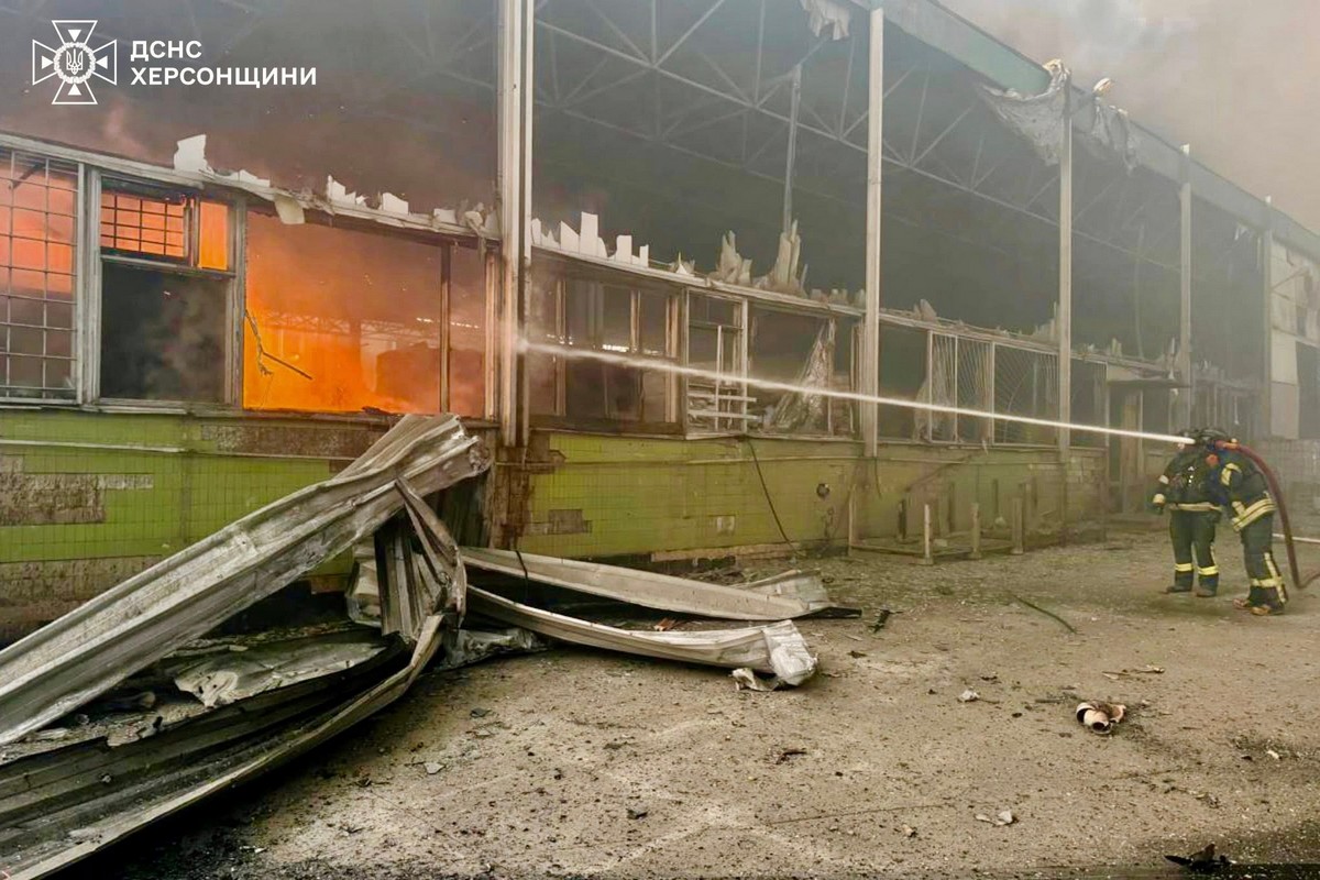 Авіаудар по Херсону: на території підприємства виникла пожежа (фото)