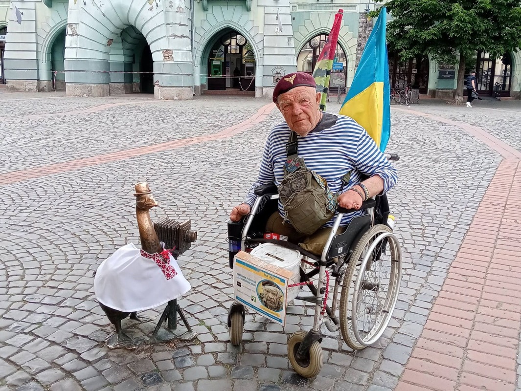Під час поїздки на Закарпаття херсонський волонтер зібрав донати та закупив для захисників 30 дронів