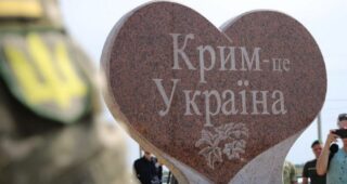 Ситуація в Криму: продаж пального повністю зупинено, заходи скасовують, потяги скорочують