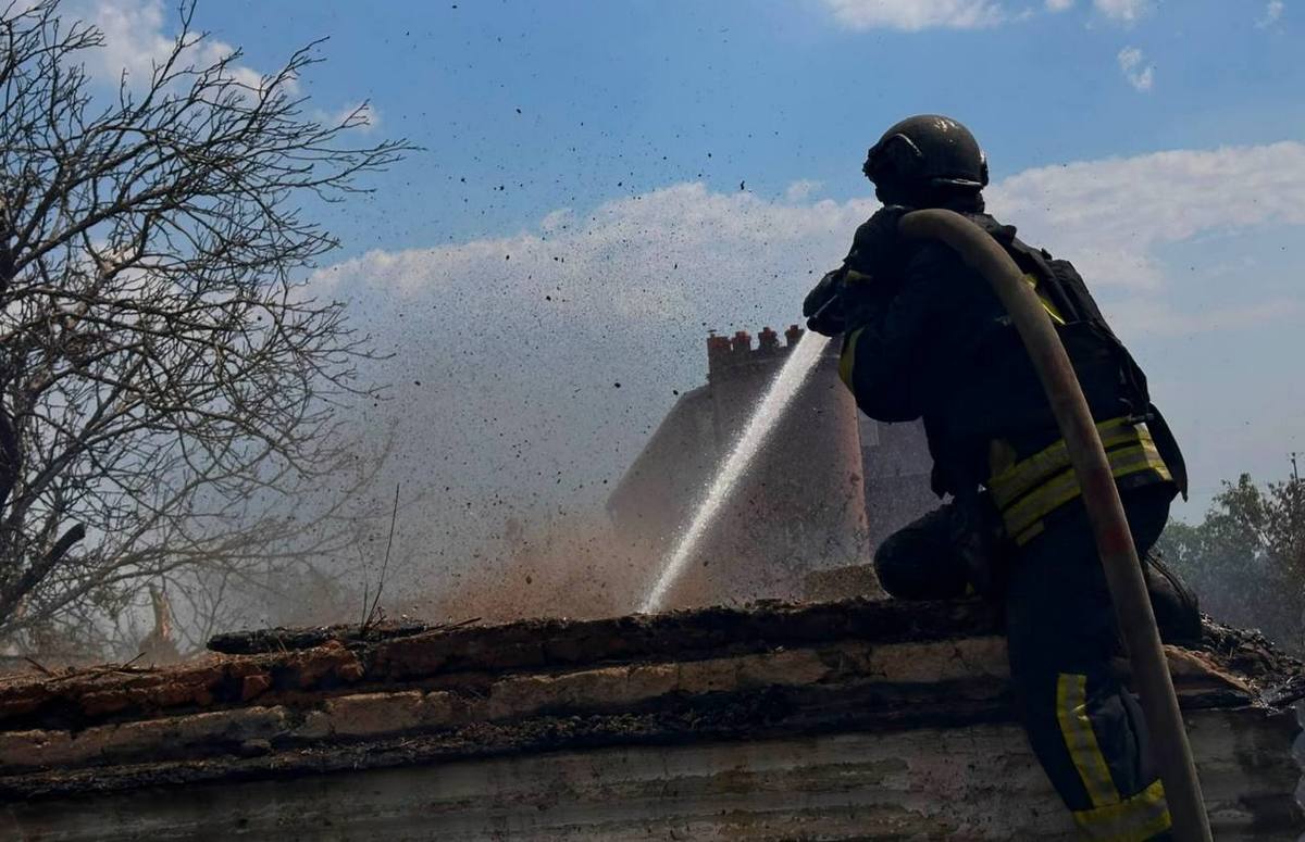 Окупанти атакували Комишани з БпЛА: на місцях влучань зайнялись пожежі (фото)